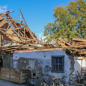 Das Scheunendach ist bereits vor Beginn der Abbrucharbeiten teilweise eingest&uuml;rzt