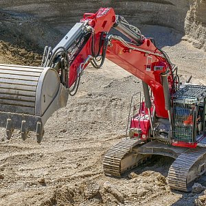 der 65-Tonnen Raupenbagger ist beeindruckend ........